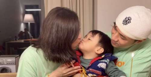 基仔晒全家福为太太庆生，两岁帅儿嘟嘴献吻妈妈，母子俩相差52岁