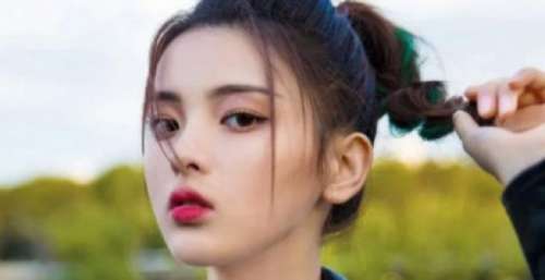 杨超越反侦察追拍狗仔，吓到对方落荒而逃，网友：演个女间谍吧