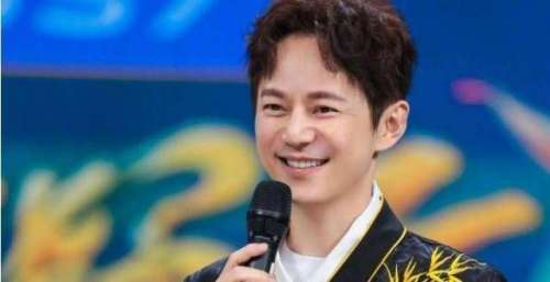 快本停播后，何炅聚会上崩溃痛哭，他为何在今年突然跌落神坛？