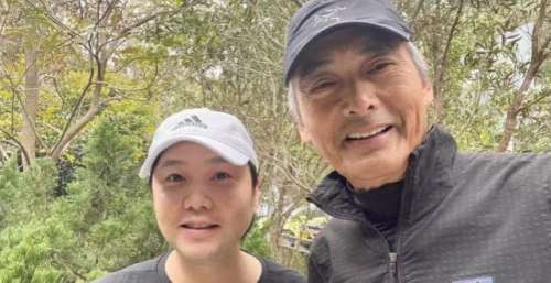 周润发近照曝光身体状况堪忧，满头银发皱纹深重，66岁看起来像80岁