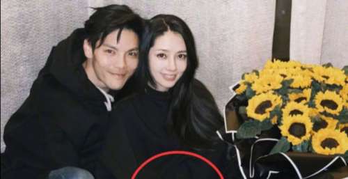 好友公开与向佐夫妇合影，郭碧婷脸蛋圆润仅半身，被猜怀二胎已到孕中期