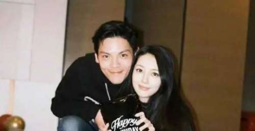 向佐给郭碧婷与陈岚庆生，一家人非常温馨