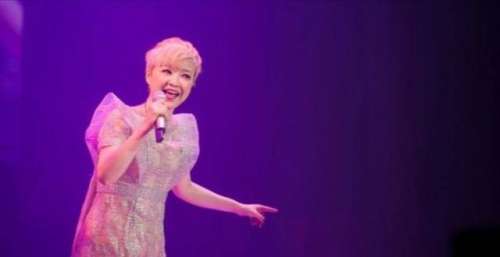 她是香港一代歌后，3段感情皆无疾而终，如今56岁仍孤身一人