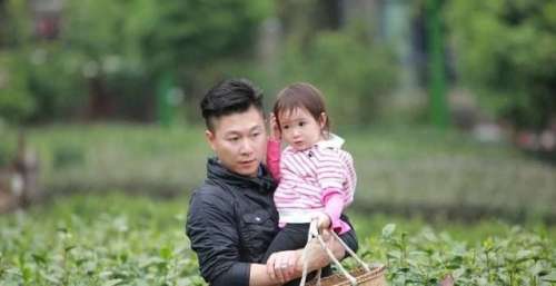 妻子，节目全程飙英文，甚至直言不喜欢中国，遭吴京怒怼。
