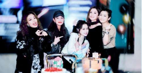 阿娇也40岁啦，她21日在微博上大晒生日现场照，张韶涵卡点发去祝福