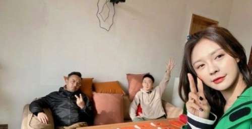 沈梦辰现身山村，戴着安全帽亲自拆房施工，汪涵翘着二郎腿气场强