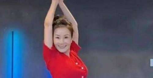 33岁净身出户！曾被定义为富家太太，如今儿子事业有成人们说她扮嫩