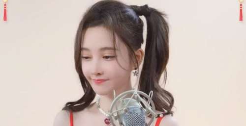 冯提莫再登舞台，献唱经典歌曲受关注，实力业务能力毋庸置疑