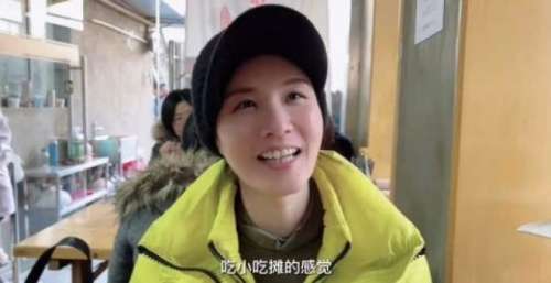 刘畊宏与妻子王婉霏吃阳春面 坐小店角落里悠闲惬意