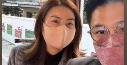 霍启刚郭晶晶穿西装上班 电车上亲密依偎感情好