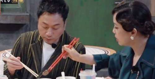 共用一双筷子，邓萃雯和黎耀祥让人看到了男女演员该有的分寸感