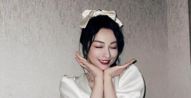 吴昕离开快本后魅力不减反增，做自己自信就来了，白色礼服超少女