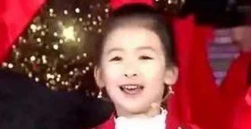 黄豆豆一家三口同台演唱，女儿叫黄豆芽