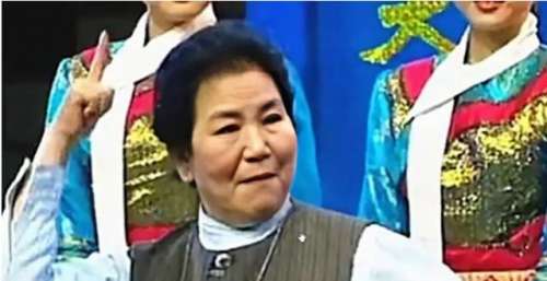 1999年，赵丽蓉曾用毛笔写四个字，她其实并没有毛笔功底