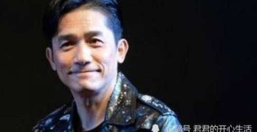 他和周星驰一起出道，却比星爷出名早，还拿了很多影帝