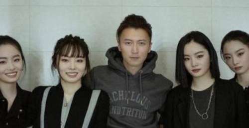 谢霆锋签约四胞胎，各个貌美如花且毕业于世界名校，王菲不吃醋吗