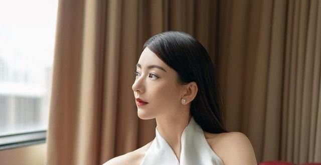 方媛晒新年装扮：穿白裙成为女强人，长腿身材不输章泽天