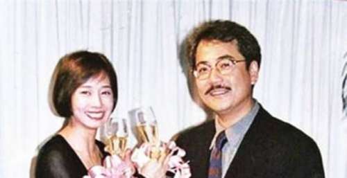 毛舜筠一家出国度假！2个女儿罕面美貌出众，曾认张国荣当舅舅