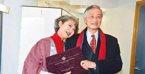 19岁拍拖，27岁嫁秦祥林，33岁遇真爱张正甫，今74岁活成自己