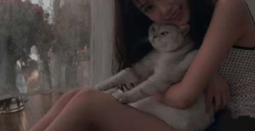 当年爆红的“剪刀手女孩”，富豪许诺10年后娶她，如今变成什么样了？