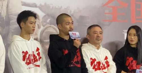 《狙击手》首映礼，张艺谋张译出现，韩红李现也在观众席观看