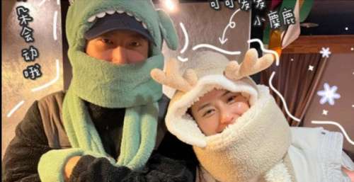 何超莲窦骁相约滑雪，高调示爱一起堆雪人，亲密依偎感情好