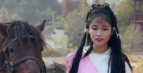广西女子酷似梁小冰走红全网，扮黄蓉古灵精怪的样子如本尊归来