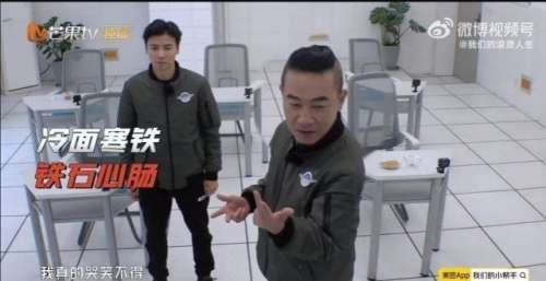玩游戏被蔡少芬港普干扰 陈小春崩溃喊放弃