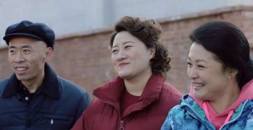 于月仙遗作《乡村爱情14》开播，谢大脚在超市门口摆摊卖手抓饼