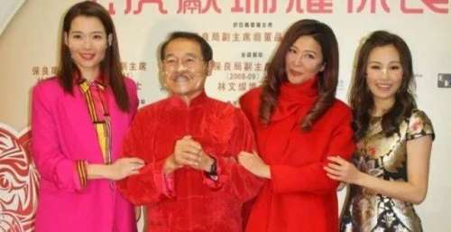 刘恺威陪女儿过年，爷爷奶奶孙女，新年给糯米发红包买金元宝