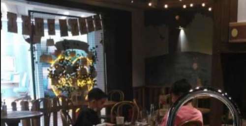 陈小春夫妇与好友聚餐，小春哥帮老婆夹菜，应采儿一旁抽烟好霸气