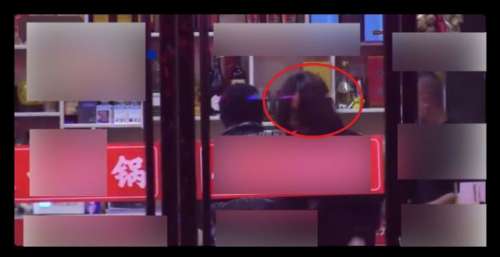 35岁尹正近况曝光，深夜与好友聚餐披头散发，醉到走路要人搀扶
