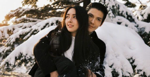 向佐晒夫妻雪地照，郭碧婷小鸟依人氛围感超绝，小奶黄脚丫出镜