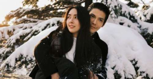 向佐晒夫妻雪地照，郭碧婷小鸟依人氛围感超绝，小奶黄脚丫出镜