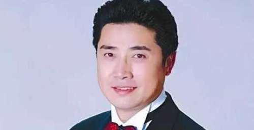 他原本是央视著名主持人，莫名消失17年，竟然已成为了高官