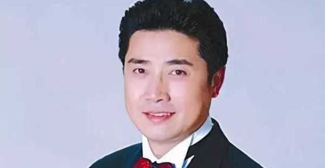 他原本是央视著名主持人，莫名消失17年，竟然已成为了高官