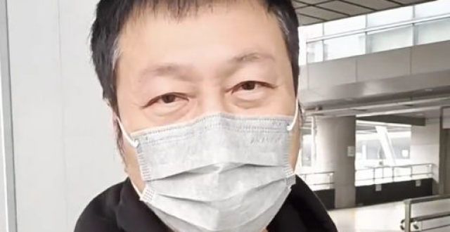 57岁黎耀祥回香港过年！1人推4个行李箱太费力，走在机场无人识​