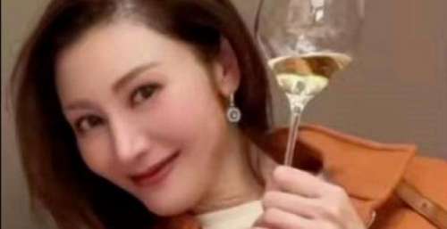 李嘉欣出院养病仍聚会不断，和好友喝酒不怕伤身超任性