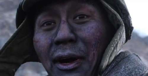 李晨拍戏险些被土埋，满脸黝黑已看不清五官，还有男星全身被火烧