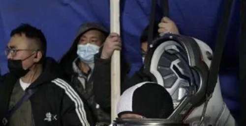 吴京晒照道晚安 透《流浪地球2》正在紧张拍摄中