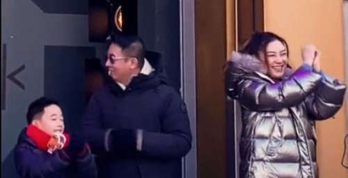 陈小春一家环球影城游玩，给众人拜年欢乐热闹，Jasper身高猛长