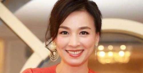 一家子戏精？张庭被调查后首次脸，躲在女儿身后求原谅