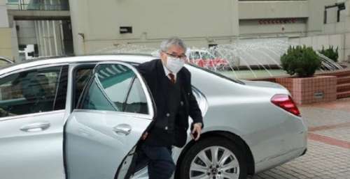 放着3万多亩地皮不去争，霍启刚连私家车都不开，坐公交车去上班
