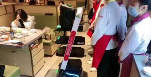 海底捞员工安慰失恋客人齐唱《体面》，否认系分手套餐：涉版权不方便